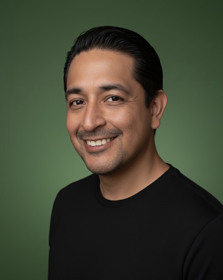 Aldo Rodriguez sonriendo mientras maneja